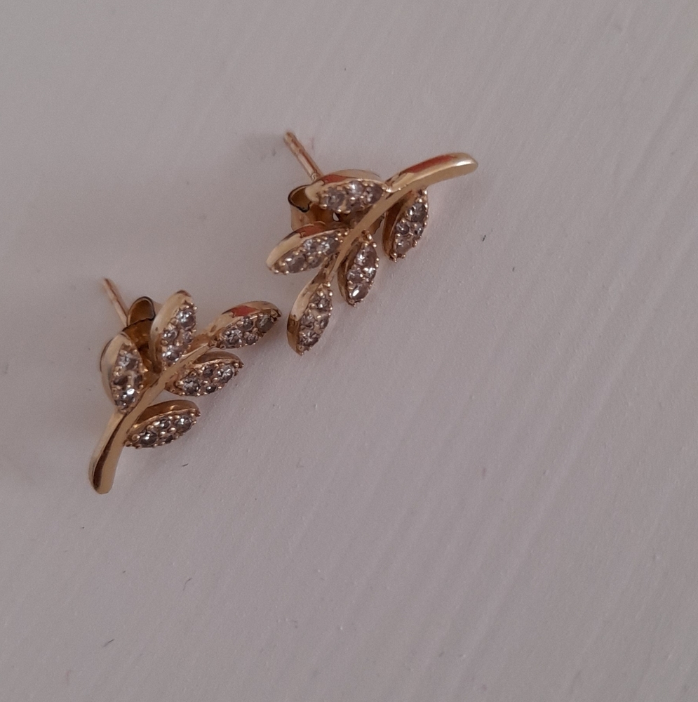 14k rose gold with diamond leafs